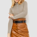 Detail van beige gebreide trui met strass-steentjes en bruine kunstlederen rok - S / Khaki