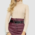 Detalle del tejido de un jersey beige de cuello alto combinado con una falda de cuero burdeos - S / Albaricoque