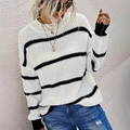 Oversized gebreide damestrui met zwart-witte strepen en een ronde halslijn - S / Wit