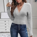 Jersey gris claro para mujer con cuello en V, cintura acanalada y detalles de punto - S / Gris