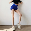 Détail du short de sport taille haute avec texture nid d'abeille et cordons latéraux - Short bleu