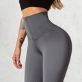 Détail du legging de yoga gris foncé taille haute avec large ceinture gainante au ventre - Gris