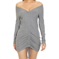 Détail du tissu en maille côtelée grise avec cordon de serrage réglable sur la robe - S / Gris