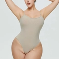 Dettaglio ravvicinato della trama a costine e dello scollo a gamba alta del bodysuit beige - 3XL / Albicocca