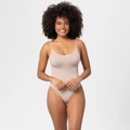 Vista frontale del body nude senza cuciture con spalline sottili e taglio alto su modella - Stile Perizoma Nudo / 3XL
