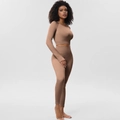 Détail du tissu côtelé sans couture sur un ensemble haut court et legging marron clair - S / Haut Et Bas / Latte à la Noix de Coco