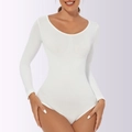 Eleganter weißer Langarm-Body aus geripptem Stretch-Stoff mit schmalem Rundhalsausschnitt - S / Weiß