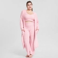 Detalle del conjunto de pijama de tres piezas rosa claro en suave tejido de coralina - S / Rosa Agua