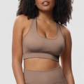 Detailansicht der braunen Rippenstruktur an dem Sport-BH und der passenden Fitness-Leggings - XL / Oberteile / Kokos-Latte