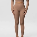 Detail der gerippten Yoga-Leggings mit hoher Taille und Oberteil mit Daumenlöchern - S / Hosen Set / Kokos-Latte (Lange Hose)
