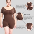 Detailansicht des braunen Bodyshapers mit Bauch-weg-Effekt und Po-Lifting-Funktion - S / Brauner Kurzarm-Stil (32197)