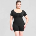 Detail eines kurzärmeligen schwarzen Shapewear-Bodys aus hochelastischem nahtlosem Stoff - S / Schwarz