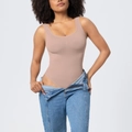 Body da donna in tessuto senza cuciture color albicocca con jeans in denim blu - S / Nudo