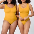 Body modellante giallo acceso a costine con scollo a U su modelle di diverse corporature - S / Giallo