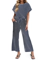 Dettaglio dei pantaloni a gamba larga a vita alta con strisce verticali bianche e blu - Blu navy