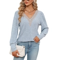 Hellblaues V-Ausschnitt Langarmshirt aus Rippstrick mit weißer Spitzenverzierung - S / Hellblau