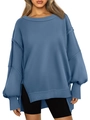 Detail eines blauen Oversize-Sweatshirts mit geripptem Rundhalsausschnitt und Ziernähten - S / Oberteile / Graublau