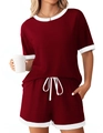 Detail von burgunderrotem Rippstrick-Loungewear-Set mit weißem Kontrastrand und Kordelzug - Burgunderrot