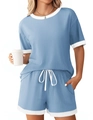 Detail des hellblauen Rippstoff-Pyjama-Sets mit weißem Saum und elastischem Kordelzugbund - Himmelblau