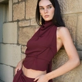 Detalle del top halter burdeos con tejido plisado delicado y textura elegante con caída - S / Rojo Oscuro