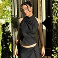 Detalle del top negro con cuello halter y sofisticados pliegues de nudos frontales - S / Negro