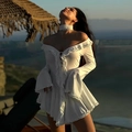Detalle del vestido blanco de manga larga con volantes y gargantilla choker a juego - S / Blanco