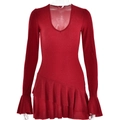 Détail d'une robe rouge foncé col en V en tissu pailleté avec manches évasées à volants - S / Rouge