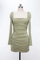 Détail du tissu froncé vert sauge et de l'encolure carrée de la mini robe ajustée - XS / Vert clair