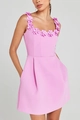 Detail von 3D-Blumenapplikationen und Perlen an einem rosa Mini-Spaghettikleid - S / Rosa