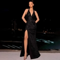 Dettaglio dell'abito nero con paillettes, scollo a V e spacco alto sulla gamba - S / Nero