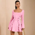 Abito rosa acceso aderente a maniche lunghe con balze e elegante scollo quadrato - S / Rosa