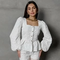 Dettaglio del tessuto goffrato bianco su una camicetta peplo con scollo quadrato e maniche - Taglia S / Top / Bianco