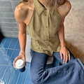 Haut sans manches vert olive à boutons et jean large pour une tenue d'été décontractée - S / vert olive