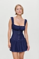 Dettaglio dell'abito mini in denim blu navy con bottoni bianchi e spalline con volant - S / Blu scuro