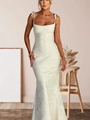 Détail du tissu jacquard floral crème élégant et ourlet sirène ajusté sur robe d'été - S / Blanc