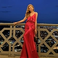 Elegante abito da sera in raso rosso con spalline sottili e vita a pieghe - S / Rosso