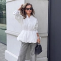 Weiße taillierte Bluse mit Schößchen und grauer glänzender Hose für einen schicken Stadt-Look - S / Weiß