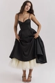 Détail d'une robe de bal noire avec jupon en tulle crème et décolleté en forme de cœur - Noir