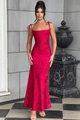 Robe de soirée élégante en satin jacquard rouge avec bretelles et silhouette sirène - S / Rouge