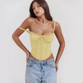 Detalle de corsé de encaje amarillo claro con busto fruncido y dobladillo en punta - S / Tops / Amarillo