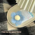 Détail d'une pince à cheveux fleur en peluche bleu clair et jaune, environ 9,0 cm - Bleu