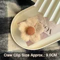 Dettaglio della molletta per capelli a fiore in peluche con petali crema e 9,0 cm - Cachi
