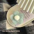 Gros plan sur la pince à cheveux fleur en peluche de 9,0 cm, texture douce vert clair - Vert