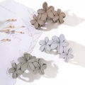 Matte Blumen-Haarklammern in Mokka, Graublau und Bohnengrün mit floralem Dreifach-Design - Bräunlich-grün - 3 Stück