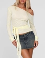 Top ajustado amarillo claro con hombros descubiertos, lazo en cintura y textura de punto - S / Amarillo