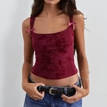 Dettaglio del camisole bordeaux con goffratura floreale e fiocchi di seta rosa sulle spalline - S / Borgogna