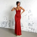 Elegantes rotes Satin-Maxikleid mit Spaghettiträgern, Wasserfallausschnitt und Bodenlänge - XS / Rot