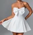 Weißes schulterfreies Minikleid mit riesiger Schleife und plissiertem A-Linien-Rock - S / Weiß