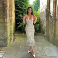 Elegante witte midi-jurk met zwarte stippen, spaghettibandjes en een rucheszoom - S / Wit