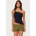 Eng anliegendes schwarzes One-Shoulder-Top mit Knoten und grünen Cargo-Shorts - S / Schwarz